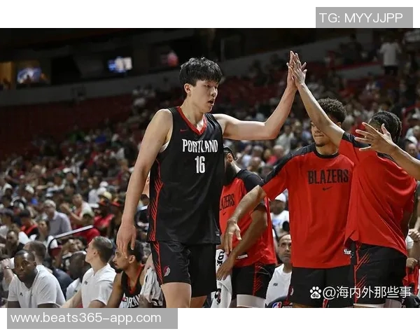 杨瀚森精彩单挑尤班克斯背运转身连招引发观众热烈反响